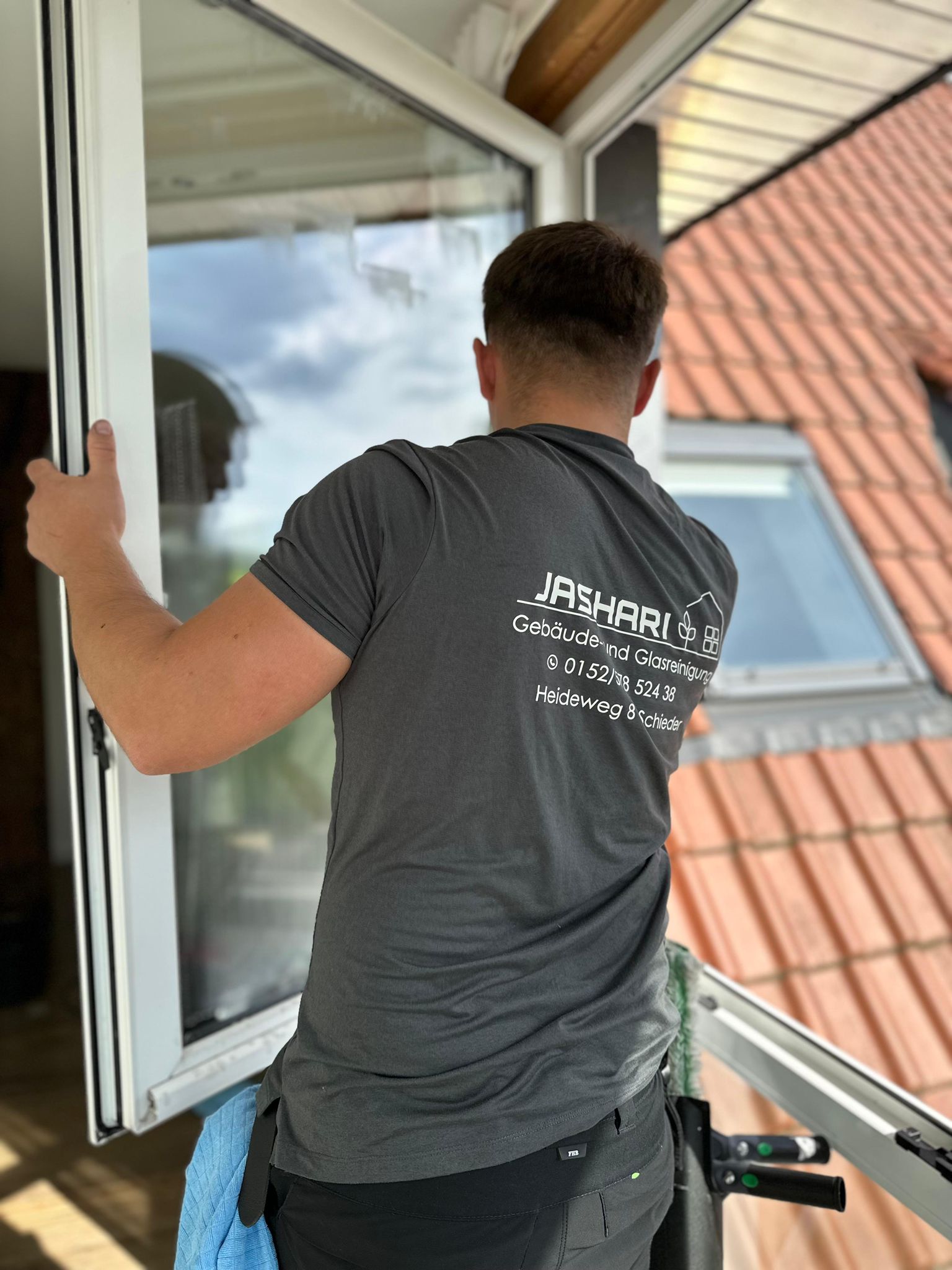 Jashari bei der Fensterreinigung